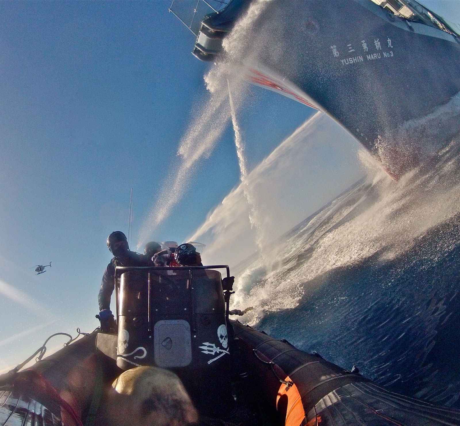 Intervention d'une équipe de Sea Shepherd devant un baleinier japonais. Photo Sea Shepherd