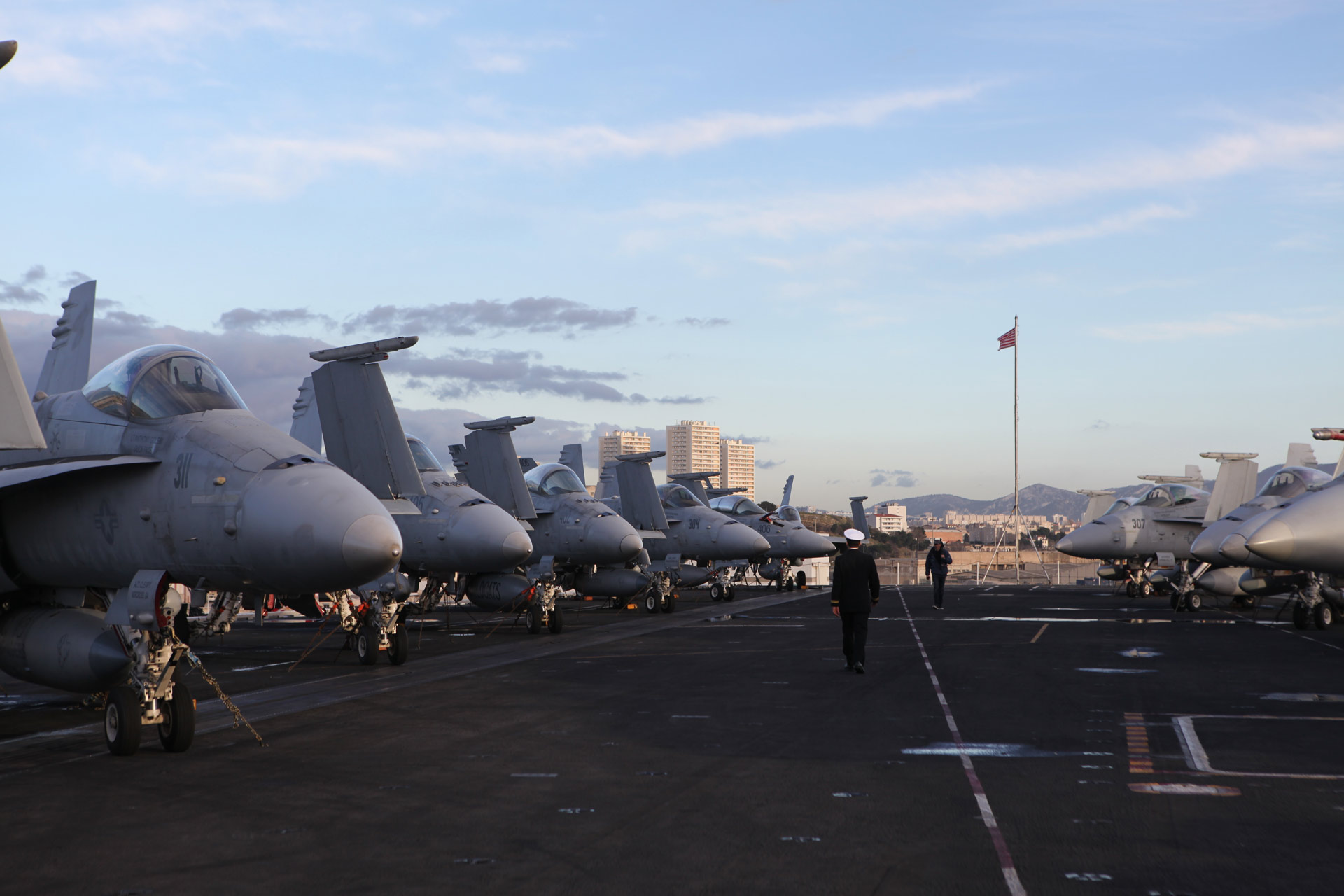 Le porte-avions USS Dwight D. Eisenhower en escale à  Marseille entre le 7 et le 10 mars 2013