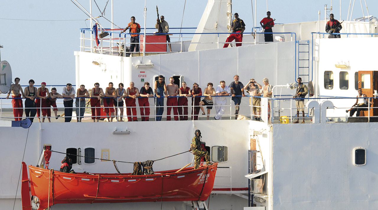 Pirates avec leurs otages sur un bateau capturé au large de la Somalie. Photo US Navy