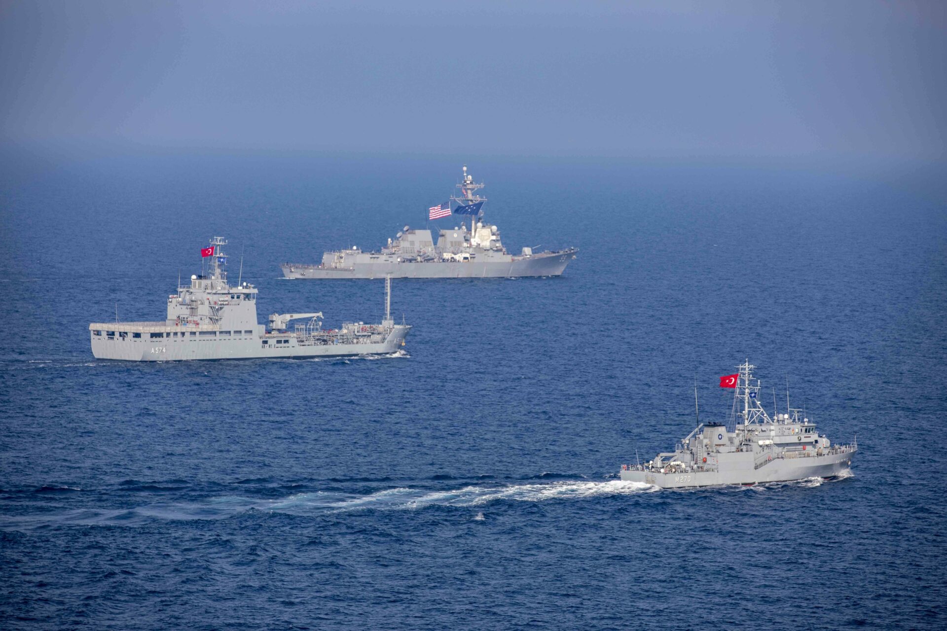 Le navire de transport logistique TCG Yuzbasi Gungor Durmus et le chasseur de mineTCG Ackay de la marine turque en mer adriatique en 2022 avec le destroyer lance-missiles américain USS Farragut.